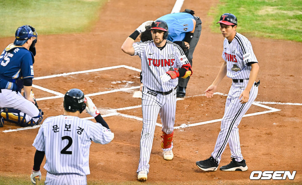 26일 서울 잠실야구장에서 ‘2026 신한 SOL Bank KBO리그’ LG 트윈스와 NC 다이노스의 경기가 열렸다.이날 LG는 임찬규를, NC는 구창모를 선발로 내세웠다.1회말 2사 LG 오스틴이 선취 솔로홈런을 날린뒤 홈을 밟고 있다. 2026.08.26 / soul1014@osen.co.kr