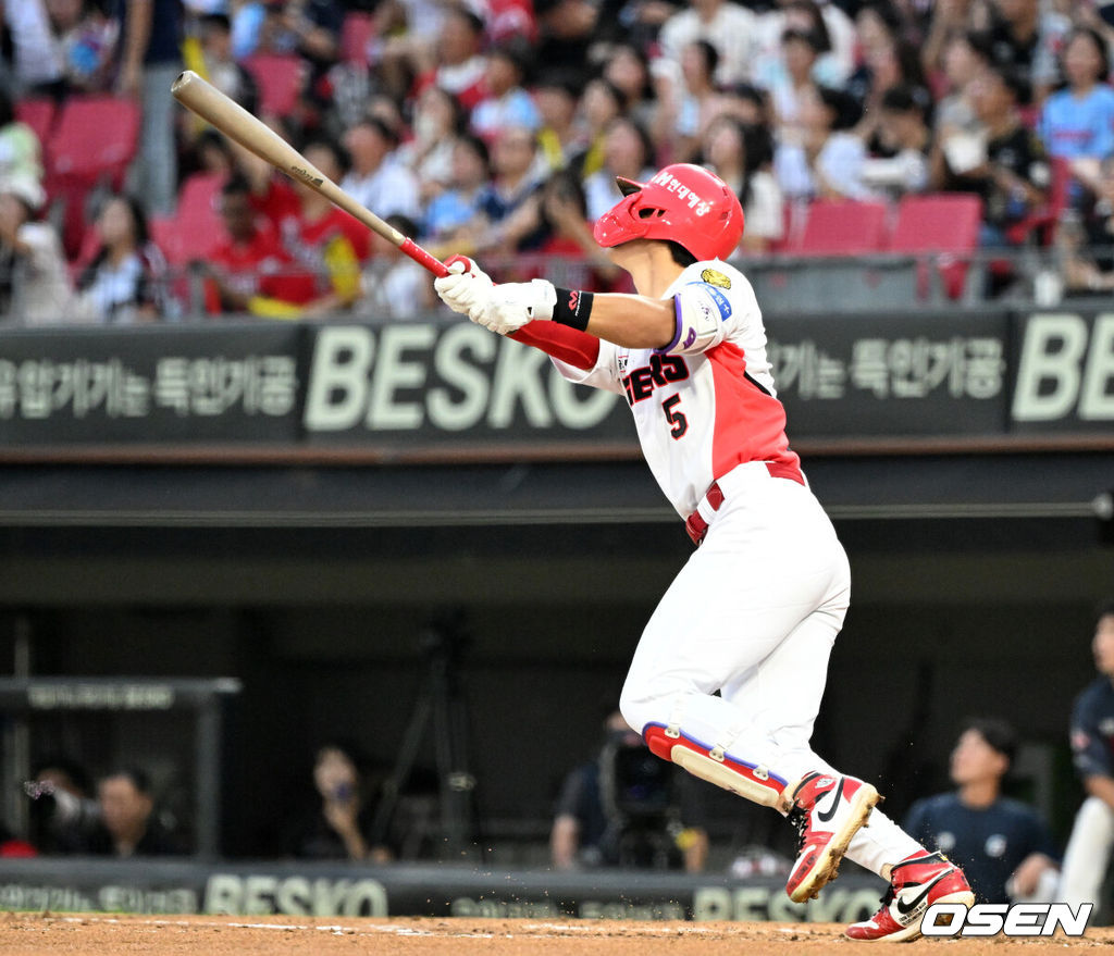 26일 광주-기아 챔피언스필드에서 2026 신한 SOL KBO리그 KIA 타이거즈와 롯데 자이언츠의 경기가 열렸다.이날 KIA는 황동하, 롯데는 로드리게스를 선발로 내세웠다.1회말 무사 1,2루에서 KIA 김도영이 우월 스리런 홈런을 치고 있다. 2026.08.26 /sunday@osen.co.kr