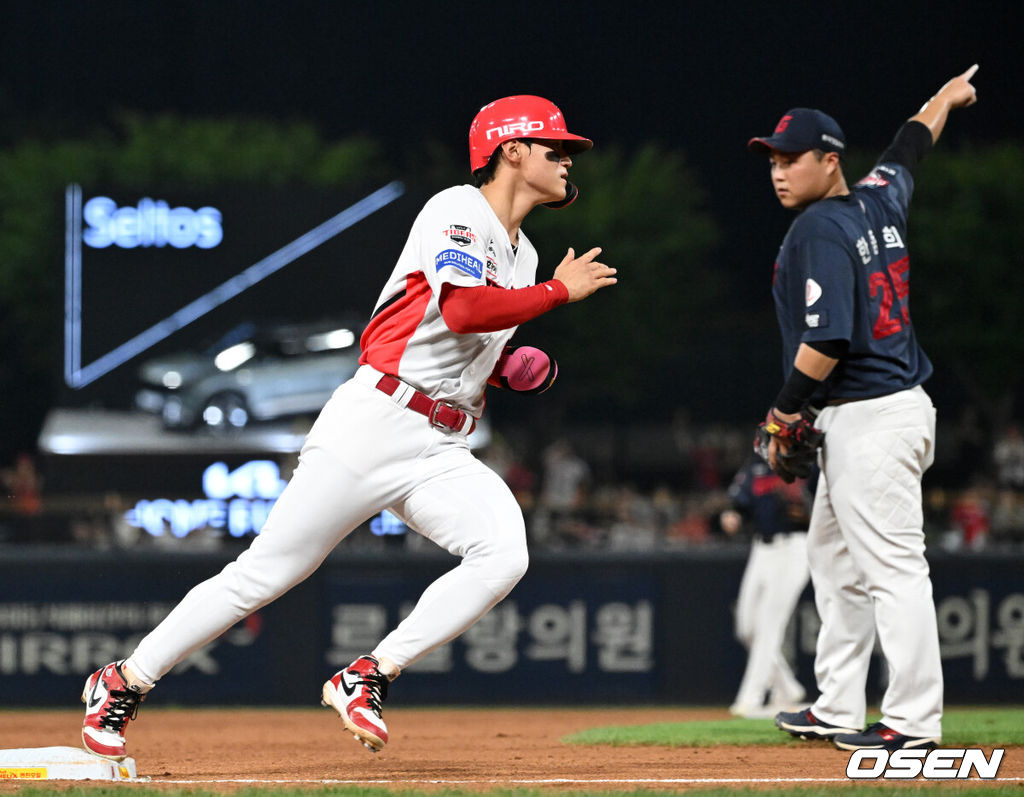 26일 광주-기아 챔피언스필드에서 2026 신한 SOL KBO리그 KIA 타이거즈와 롯데 자이언츠의 경기가 열렸다.이날 KIA는 황동하, 롯데는 로드리게스를 선발로 내세웠다.3회말 1사 2루에서 KIA 카스트로의 좌중간 적시 2루타 때 2루주자 김도영이 홈으로 달리고 있다. 2026.08.26 /sunday@osen.co.kr