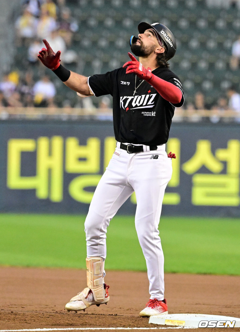 20일 서울 잠실야구장에서 2026 신한 SOL KBO리그 LG 트윈스와 KT 위즈의 경기가 열렸다.LG는 신예 박시원, KT는 베테랑 고영표가 선발로 나섰다.1회초 1사 1,2루에서 KT 힐리어드가 선제 1타점 우중간 적시타를 날리며 기뻐하고 있다. 2026.08.20 / jpnews@osen.co.kr