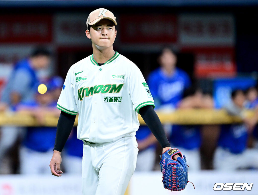 26일 서울 고척스카이돔에서 ‘2026 신한 SOL Bank KBO리그’ 키움 히어로즈와 삼성 라이온즈의 경기가 열렸다.홈팀 키움은 박준현, 방문팀 삼성은 최원태를 선발로 내세웠다.1회말 5실점한 키움 선발 박준현이 이닝을 마친 뒤 더그아웃으로 향하고 있다. 2026.08.26 / dreamer@osen.co.kr