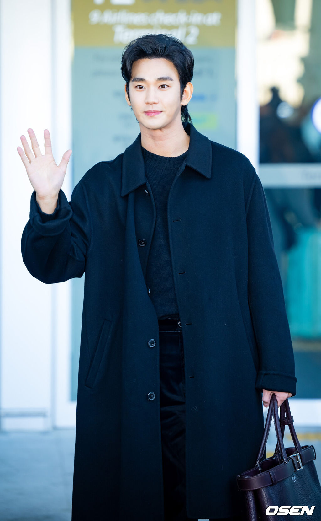 배우 김수현이 해외 일정을 위해 17일 오전 인천국제공항을 통해 출국했다.배우 김수현은 이날 밀라노 패션위크 참석 차 인천공항을 통해 이태리 밀라노로 출국했다.배우 김수현이 출국장으로 향하며 포즈를 취하고 있다. 2025.01.17 / rumi@osen.co.kr