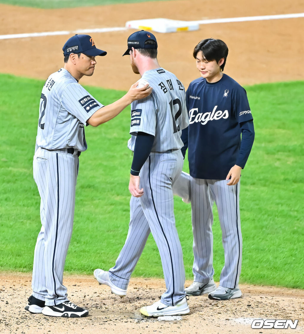 27일 오후 인천 SSG랜더스필드에서 2026 신한 SOL KBO리그 SSG 랜더스와 한화 이글스의 경기가 진행됐다.이날 SSG는 김건우를, 한화는 짐머맨을 선발투수로 내세웠다.3회말 한화 선발투수 짐머맨이 강판 당하고 있다. 2026.08.27 / soul1014@osen.co.kr