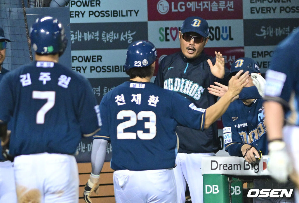 27일 서울 잠실야구장에서 ‘2026 신한 SOL Bank KBO리그’ LG 트윈스와 NC 다이노스의 경기가 열렸다.홈팀 LG는 박시원, 방문팀 NC는 토다 나츠키를 선발로 내세웠다.3회초 1사 2, 3루 상황 NC 박민우의 달아나는 2타점 적시타 때 득점을 올린 천재환과 김주원이 이호준 감독과 인사를 나누고 있다. 2026.08.27 / dreamer@osen.co.kr