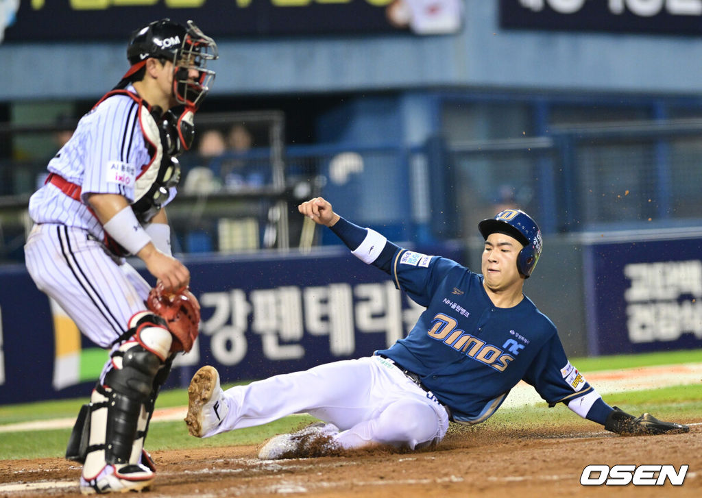 27일 서울 잠실야구장에서 ‘2026 신한 SOL Bank KBO리그’ LG 트윈스와 NC 다이노스의 경기가 열렸다.홈팀 LG는 박시원, 방문팀 NC는 토다 나츠키를 선발로 내세웠다.4회초 1사 1, 3루 상황 NC 박시원의 달아나는 1타점 희생플라이 때 3루 주자 김휘집이 홈으로 쇄도해 세이프되고 있다. 2026.08.27 / dreamer@osen.co.kr