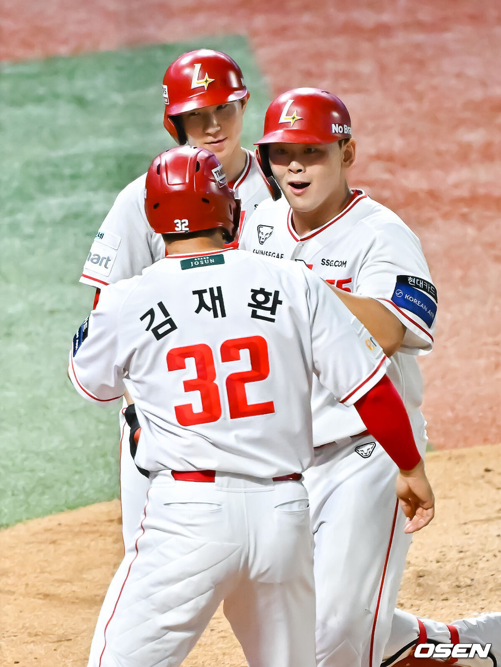 27일 오후 인천 SSG랜더스필드에서 2026 신한 SOL KBO리그 SSG 랜더스와 한화 이글스의 경기가 진행됐다.이날 SSG는 김건우를, 한화는 짐머맨을 선발투수로 내세웠다.3회말 1사 1,2루 SSG 전의산이 역전 3점 홈런을 날리고 주자 박성한, 김재환과 하이파이브를 하고 있다. 2026.08.27 / soul1014@osen.co.kr