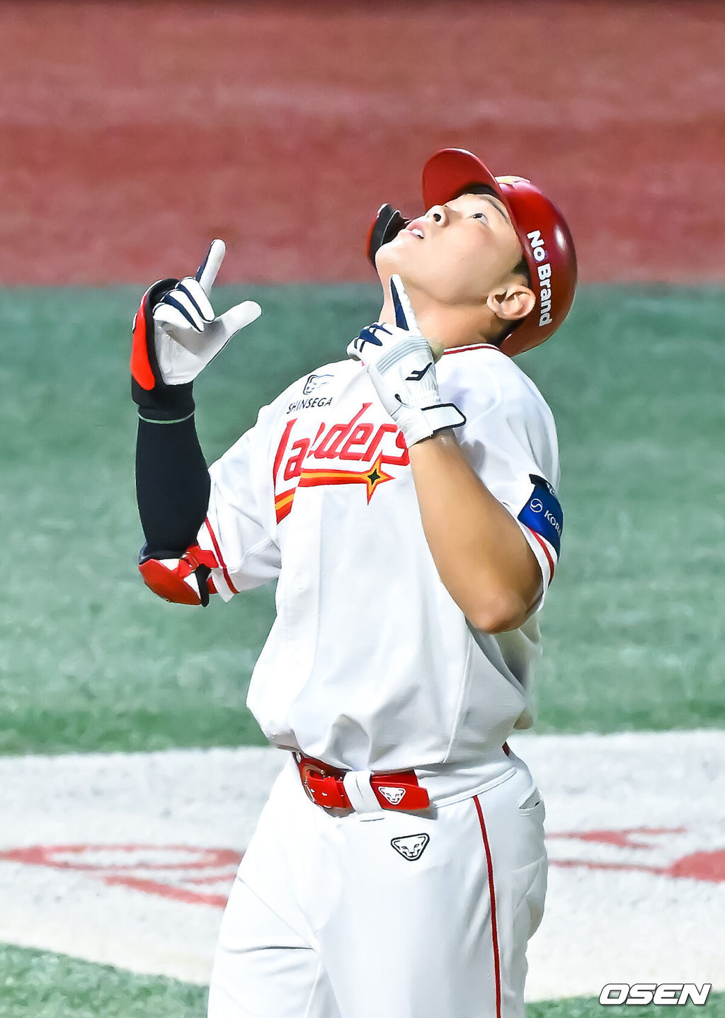 27일 오후 인천 SSG랜더스필드에서 2026 신한 SOL KBO리그 SSG 랜더스와 한화 이글스의 경기가 진행됐다.이날 SSG는 김건우를, 한화는 짐머맨을 선발투수로 내세웠다.3회말 1사 1,2루 SSG 전의산이 역전 3점 홈런을 날리고 세리머니하며 홈을 밟고 있다. 2026.08.27 / soul1014@osen.co.kr