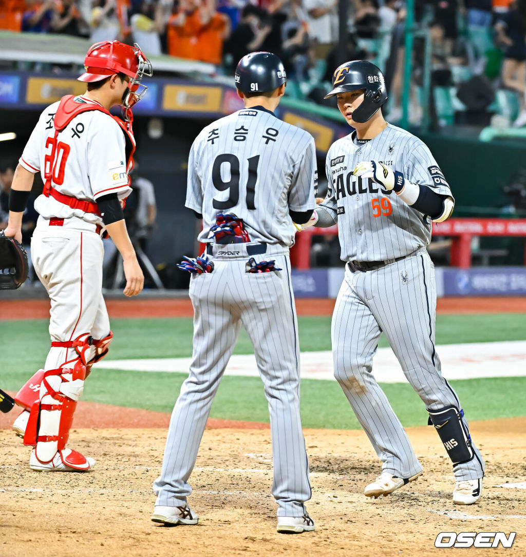 27일 오후 인천 SSG랜더스필드에서 2026 신한 SOL KBO리그 SSG 랜더스와 한화 이글스의 경기가 진행됐다.이날 SSG는 김건우를, 한화는 짐머맨을 선발투수로 내세웠다.4회초 한화 선두타자 허인서가 동점 솔로홈런을 날리고 홈을 밟고 있다. 2026.08.27 / soul1014@osen.co.kr