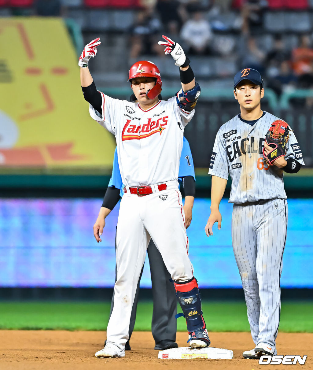 27일 오후 인천 SSG랜더스필드에서 2026 신한 SOL KBO리그 SSG 랜더스와 한화 이글스의 경기가 진행됐다.이날 SSG는 김건우를, 한화는 짐머맨을 선발투수로 내세웠다.8회말 무사 1,2루 SSG 조형우가 1타점 적시 2루타를 날리고 세리머니를 하고 있다. 2026.08.27 / soul1014@osen.co.kr