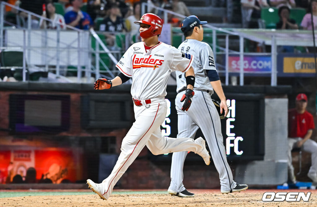x27일 오후 인천 SSG랜더스필드에서 2026 신한 SOL KBO리그 SSG 랜더스와 한화 이글스의 경기가 진행됐다.이날 SSG는 김건우를, 한화는 짐머맨을 선발투수로 내세웠다.5회말 1사 2,3루 SSG 임근우의 역전 1타점 적시타때 2루 주자 조형우가 한지윤의 송구 실책을 틈타 득점 올리고 있다. 2026.08.27 / soul1014@osen.co.kr
