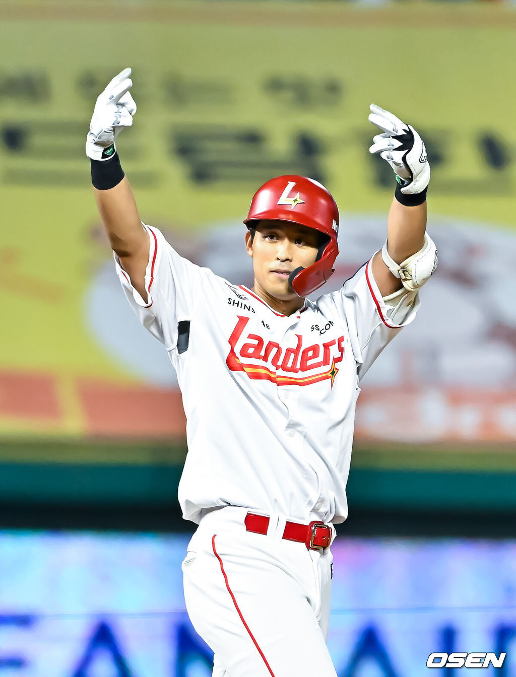 x27일 오후 인천 SSG랜더스필드에서 2026 신한 SOL KBO리그 SSG 랜더스와 한화 이글스의 경기가 진행됐다.이날 SSG는 김건우를, 한화는 짐머맨을 선발투수로 내세웠다.5회말 1사 1,2루 1타점 적시타를 날린 SSG 임근우가 한지윤 좌익수의 송구 실책으로 2루에 세이프된 뒤 세리머니를 하고 있다.     2026.08.27 / soul1014@osen.co.kr
