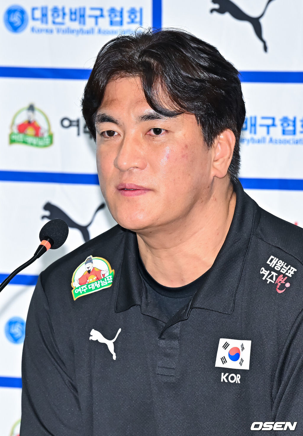 20일 오후 서울 송파구 방이돌 올림픽회관에서 배구 국가대표팀 기자회견이 진행됐다.올해 아이치·나고야 아시안게임 등 주요 국제대회를 앞두고 진행된 이날 기자회견에는 남자대표팀 이싸나예 라미레즈 감독과 주장 황택의, 여자대표팀 차상현 감독, 주장 강소휘가 참석했다.차상현 여자대표팀 감독은 선임 절차 문제로 대한체육회 승인이 한 차례 거부됐지만, 재공모 후 최종 승인을 받아 여자배구 대표팀 감독으로 확정됐다. 챔피언결정전 및 FA 관련 선수들은 27일 합류 예정이며, 음주운전 논란이 있는 안혜진은 대표팀에서 제외될 가능성이 크다.이싸나예 라미레스 남자대표팀 감독은 2028 Los Angeles Olympics 출전을 최종 목표로 삼고 있다. 한국 남자배구는 2026 아시아선수권을 통해 24년 만의 올림픽 본선 진출에 도전하고, 2026 아이치·나고야 아시안게임에서는 20년 만의 금메달 획득을 노린다. 여자대표팀 차상현 감독이 질문에 답하고 있다. 2025.05.20 / soul1014@osen.co.kr