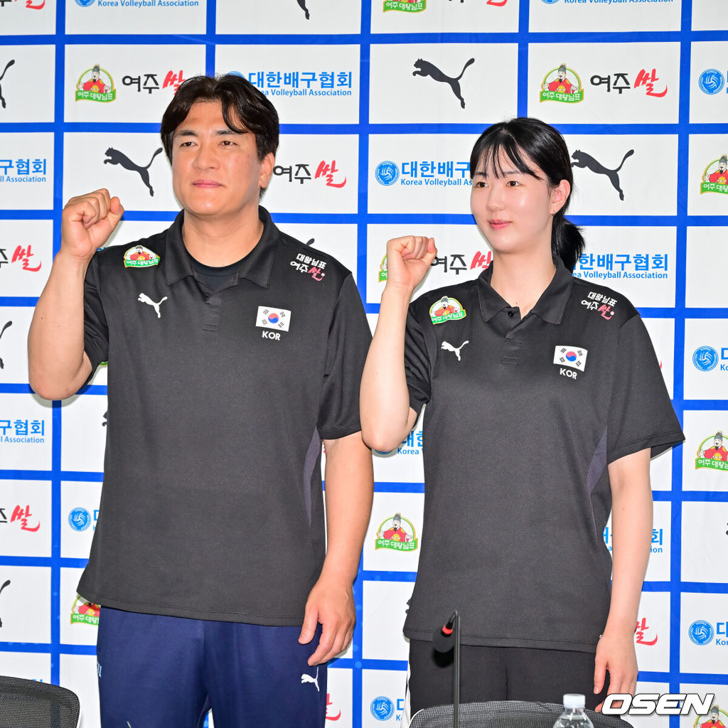 20일 오후 서울 송파구 방이동 올림픽회관에서 배구 국가대표팀 기자회견이 진행됐다.올해 아이치·나고야 아시안게임 등 주요 국제대회를 앞두고 진행된 이날 기자회견에는 남자대표팀 이싸나예 라미레즈 감독과 주장 황택의, 여자대표팀 차상현 감독, 주장 강소휘가 참석했다.차상현 여자대표팀 감독은 선임 절차 문제로 대한체육회 승인이 한 차례 거부됐지만, 재공모 후 최종 승인을 받아 여자배구 대표팀 감독으로 확정됐다. 챔피언결정전 및 FA 관련 선수들은 27일 합류 예정이며, 음주운전 논란이 있는 안혜진은 대표팀에서 제외될 가능성이 크다.이싸나예 라미레스 남자대표팀 감독은 2028 Los Angeles Olympics 출전을 최종 목표로 삼고 있다. 한국 남자배구는 2026 아시아선수권을 통해 24년 만의 올림픽 본선 진출에 도전하고, 2026 아이치·나고야 아시안게임에서는 20년 만의 금메달 획득을 노린다. 여자대표팀 차상현 감독과 강소휘가 포즈를 취하고 있다. 2025.05.20 / soul1014@osen.co.kr