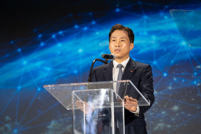 곽노정 SK하이닉스 CEO가 27일(현지시간) 미국 인디애나주 웨스트라피엣 퍼듀대학교에서 열린 AI 메모리 생산 기지 기공식에서 사업 전략과 비전을 발표하고 있다.