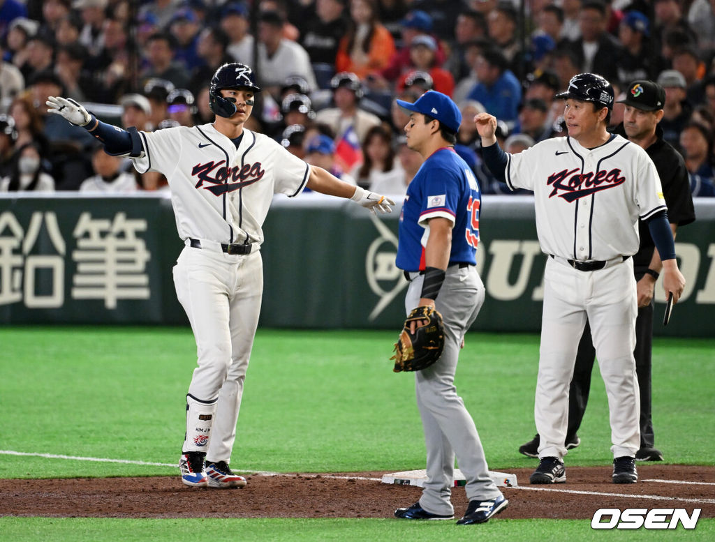 8일 일본 도쿄돔에서 2026 월드베이스볼클래식(WBC) 1라운드 C조 조별리그 대한민국과 대만의 경기가 열렸다.한국은 전날(7일) 일본과의 경기에서 6-8로 석패했다. 앞서 체코전을 11-4로 잡았던 한국은 1승1패를 마크하게 됐고, 남은 대만전과 호주전에 사활을 걸어야 한다.3회말 무사에서 한국 김주원이 좌전 안타를 날리며 세리머니를 하고 있다. 2026.03.08 /spjj@osen.co.kr