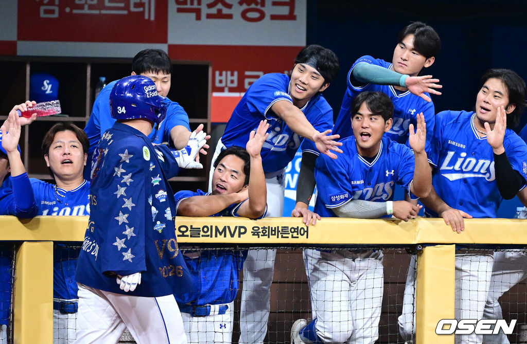 26일 서울 고척스카이돔에서 ‘2026 신한 SOL Bank KBO리그’ 키움 히어로즈와 삼성 라이온즈의 경기가 열렸다.홈팀 키움은 박준현, 방문팀 삼성은 최원태를 선발로 내세웠다.1회초 무사 만루 상황 삼성 최형우가 선제 중월 만루포를 터트리고 홈을 밟은 뒤 더그아웃 동료들과 인사를 나누고 있다. 2026.08.26 / dreamer@osen.co.kr