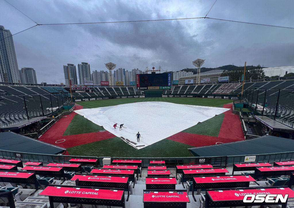 28일 부산 사직야구장에서 2026 신한 SOL KBO 리그 롯데 자이언츠와 LG 트윈스의 경기가 열린다. 홈팀 롯데는 나균안이, 방문팀 LG는 김윤식이 선발 출전한다.비가 내리는 사직야구장에 방수포가 덮여 있다. 2026.08.28 / foto0307@osen.co.kr