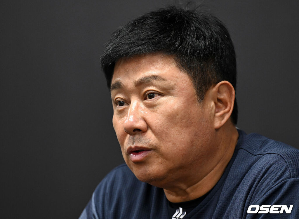 25일 광주-기아 챔피언스필드에서 2026 신한 SOL KBO리그 KIA 타이거즈와 롯데 자이언츠의 경기가 열렸다.이날 KIA는 시라카와, 롯데는 비슬리를 선발로 내세웠다.경기에 앞서 롯데 김태형 감독이 취재진과 인터뷰를 하고 있다. 2026.08.25 /sunday@osen.co.kr