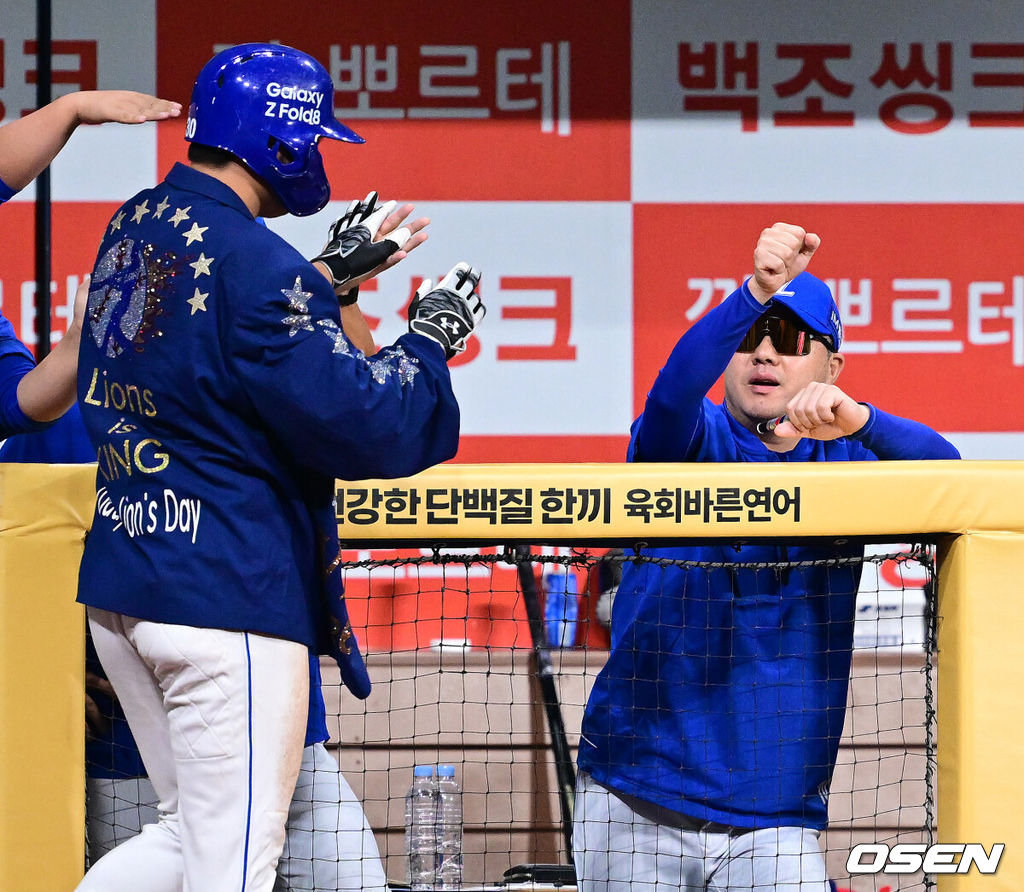26일 서울 고척스카이돔에서 ‘2026 신한 SOL Bank KBO리그’ 키움 히어로즈와 삼성 라이온즈의 경기가 열렸다.홈팀 키움은 박준현, 방문팀 삼성은 최원태를 선발로 내세웠다.5회초 무사 만루 상황 삼성 김영웅이 달아나는 우중간 만루 홈런을 날리고 홈을 밟은 뒤 박진만 감독과 인사를 나누고 있다. 2026.08.26 / dreamer@osen.co.kr