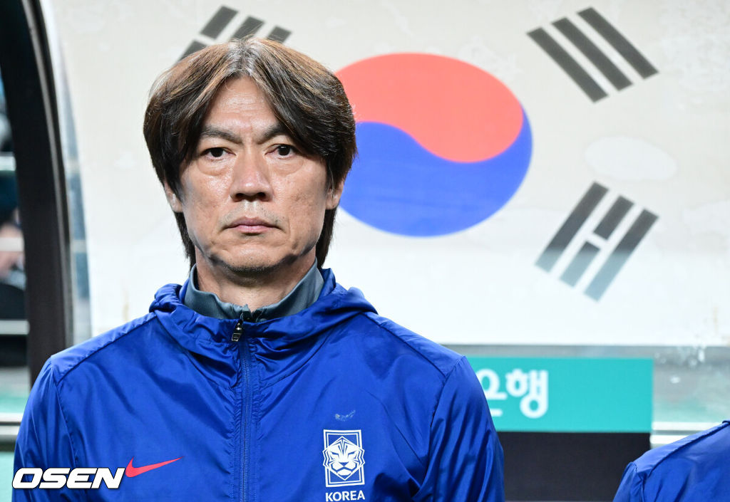 홍명보 감독이 이끄는 대한민국 대표팀과 파라과이의 A매치 평가전이 14일 오후 서울월드컵경기장에서 열렸다.'남미 강호' 파라과이는 지난 10일 일본 원정에서 2-2 무승부를 거두고 온 팀이다. 이번 경기는 홍명보호의 2026 북중미 월드컵 포트 배정을 두고도 중요한 일전이다. 현재 한국은 오스트리아, 호주, 에콰도르와 치열한 포트 2 막차 경쟁을 벌이고 있다.경기 전 대한민국 홍명보 감독이 그라운드를 바라보고 있다. 2025.10.14 /cej@osen.co.kr