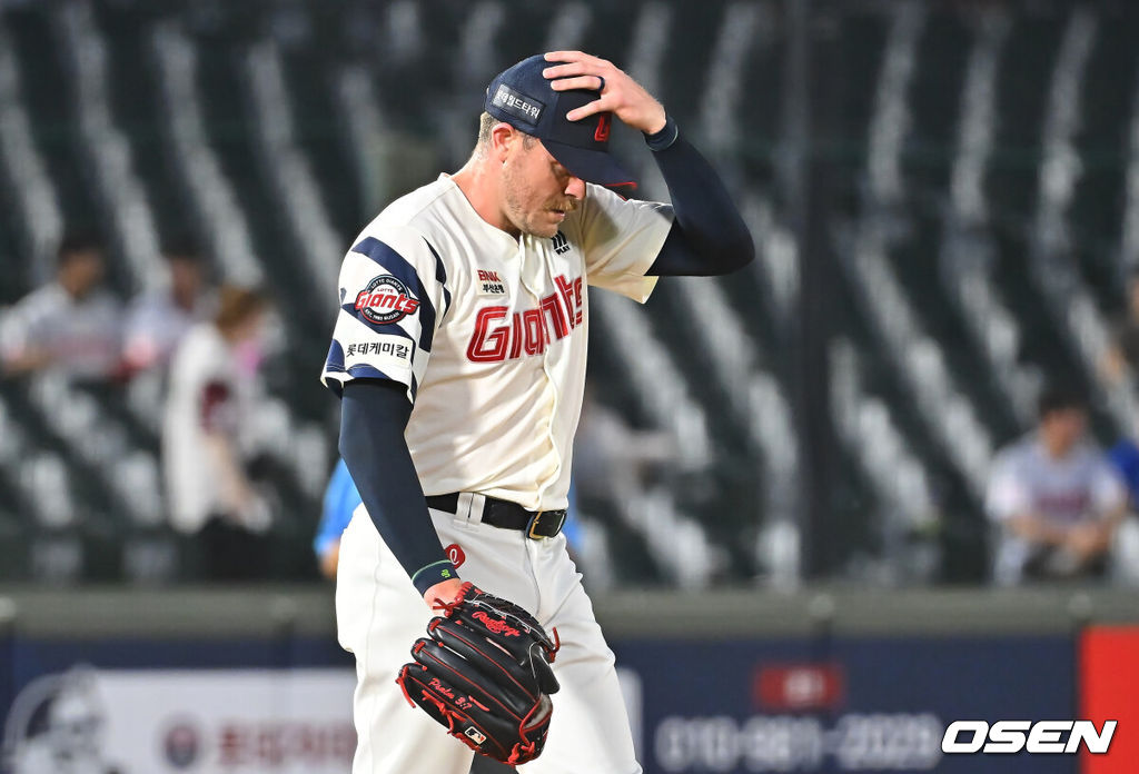 18일 부산 사직야구장에서 2026 신한 SOL KBO 리그 롯데 자이언츠와 키움 히어로즈의 경기가 열렸다. 홈팀 롯데는 비슬리가, 방문팀 키움은 전준표가 선발 출전했다.롯데 자이언츠 비슬리가 2회초 무사 1,3루 키움 히어로즈 원성준에게 우익수 오른쪽 1타점 안타를 맞고 아쉬워하고 있다. 2026.08.18 / foto0307@osen.co.kr
