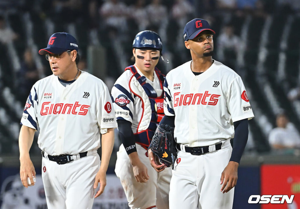 19일 부산 사직야구장에서 2026 신한 SOL KBO 리그 롯데 자이언츠와 키움 히어로즈의 경기가 열렸다. 홈팀 롯데는 로드리게스가, 방문팀 키움은 알칸타라가 선발 출전했다.롯데 자이언츠 선발 투수 로드리게스가 7회초 교체되고 있다. 2026.08.19 / foto0307@osen.co.kr