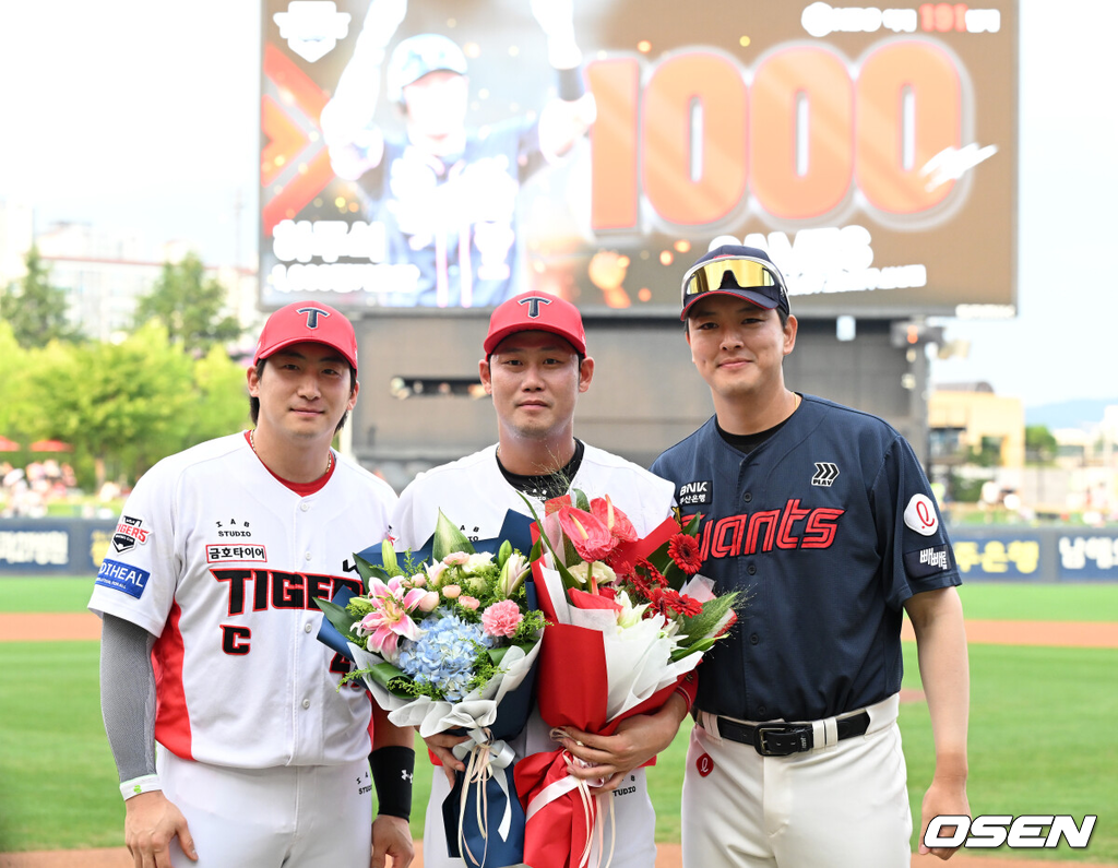 26일 광주-기아 챔피언스필드에서 2026 신한 SOL KBO리그 KIA 타이거즈와 롯데 자이언츠의 경기가 열렸다.이날 KIA는 황동하, 롯데는 로드리게스를 선발로 내세웠다.경기에 앞서 KIA 하주석 1000경기 출장 기념 시상식이 열렸다. KIA 나성범, 롯데 김원중이 기념촬영을 하고 있다. 2026.08.26 /sunday@osen.co.kr
