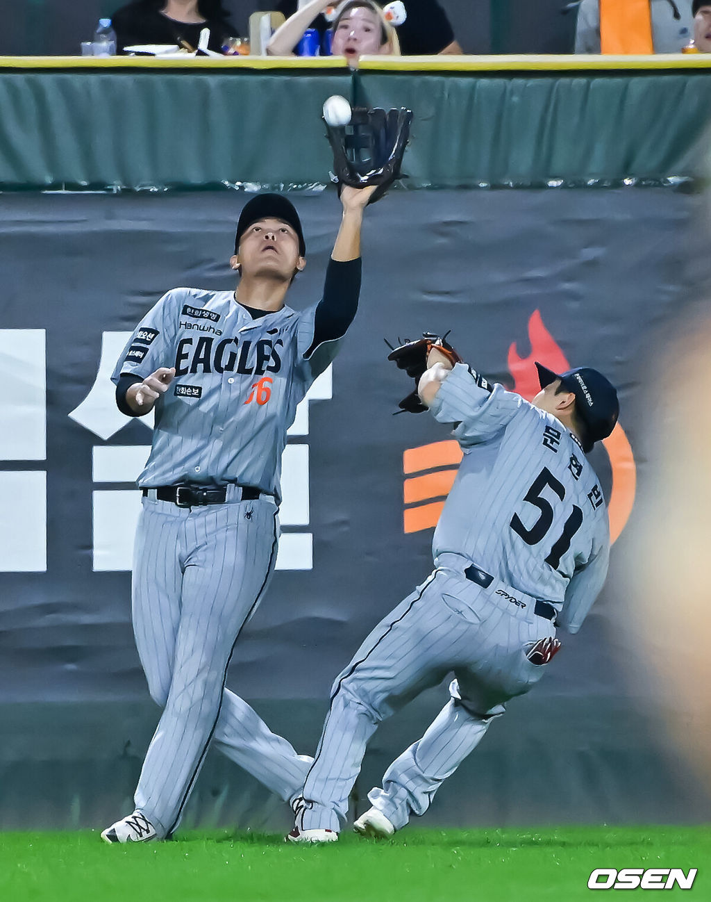 프로야구 SSG 랜더스가 한화 이글스와의 주중 3연전을 싹쓸이하고 3연승을 달성했다.이숭용 감독이 이끄는 SSG는 27일 인천 SSG랜더스필드에서 열린 2026 신한 SOL KBO리그 한화 이글스와의 홈경기에서 13-6 승리를 거뒀다. 이날 승리로 SSG는 주중 3연전 스윕, 시즌 전적 48승64패5무를 만들었다. 반면 4연패에 빠진 한화는 49승60패3무가 됐다.4회말 1사 1루 SSG 에레디아의 외야뜬공을 한화 한지윤 좌익수가 포구하고 있다. 2026.08.27 / soul1014@osen.co.kr