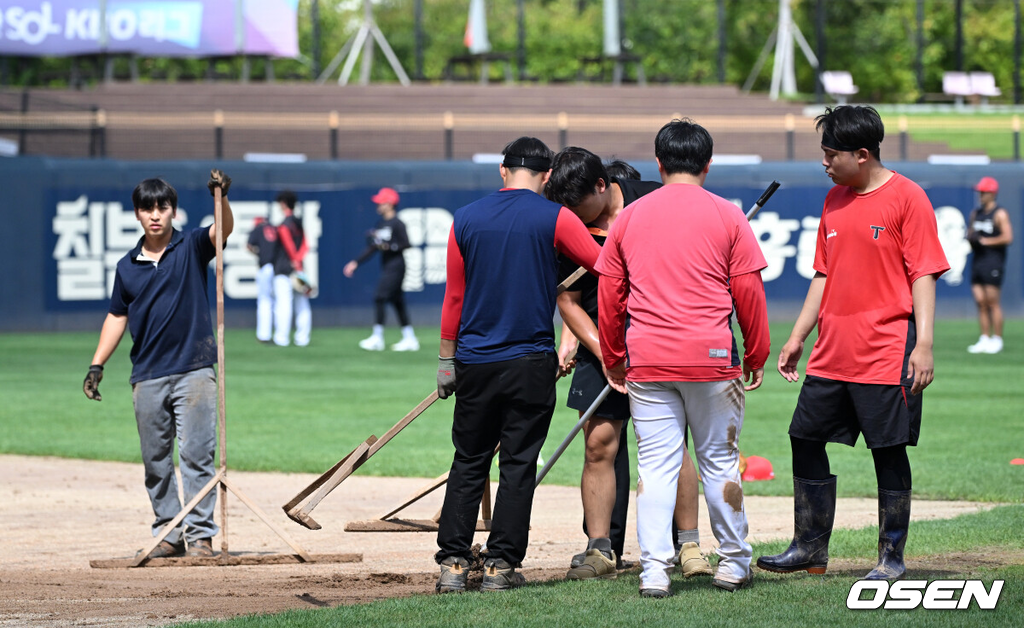29일 광주-기아 챔피언스필드에서 2026 신한 SOL KBO리그 KIA 타이거즈와 SSG 랜더스의 경기가 열렸다.이날 KIA는 올러, SSG은 아빌라를 선발로 내세웠다.경기에 앞서 그라운드 키퍼가 복구 작업을 하고 있다. 2026.08.29 /sunday@osen.co.kr