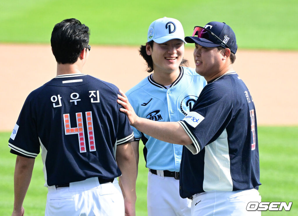 11일 서울 잠실야구장에서 ‘2026 신한 SOL KBO 올스타전’이 진행됐다.1982년 개장 이후 마지막 잠실 올스타전에서 양의지, 류현진 등 베테랑들의 기록 도전과 27명의 첫 올스타 출전 신예들이 맞붙는 가운데, 나눔의 5연승과 드림의 7년 만의 승리 여부가 관심을 모은다.키움 안우진, 두산 곽빈, 한화 류현진이 이야기를 나누고 있다. 2026.07.11 / jpnews@osen.co.kr