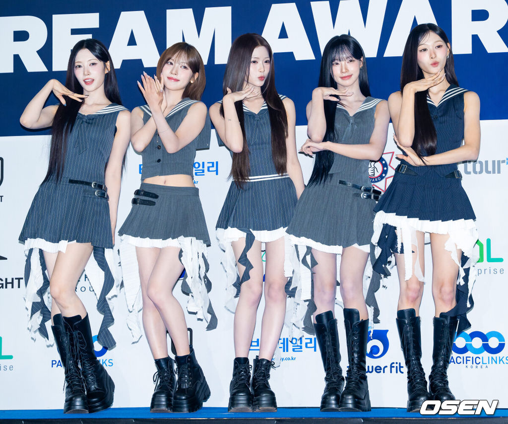 2026 KWDA(K-WORLD DREAM AWARDS) 블루카펫 행사가 27일 오후 경기 고양시 일산 킨텍스에서 열렸다.한편 이날 KWDA에는 에이티즈, 피원하모니, 라이즈, 앤팀, 킥플립, 싸이커스, 나우즈, 82메이저, 앰퍼샌드원, 아홉, 알파드라이브원, 아이딧, 앤더블을 비롯해 씨야, 르세라핌, 큐더블유이알(QWER), 미야오, 아일릿, 리센느, 하츠투하츠, 키키, 제이비, 성리, 에반, 박지현, 엑스러브, 하이파이유니콘 등 K팝 아티스트들이 무대를 꾸민다. 방송인 전현무와 코미디언 장도연은 4년 연속 MC로 호흡을 맞춘다.리센느가 포토월에서 포즈를 취하고 있다. 2026.08.27 /rumi@osen.co.kr