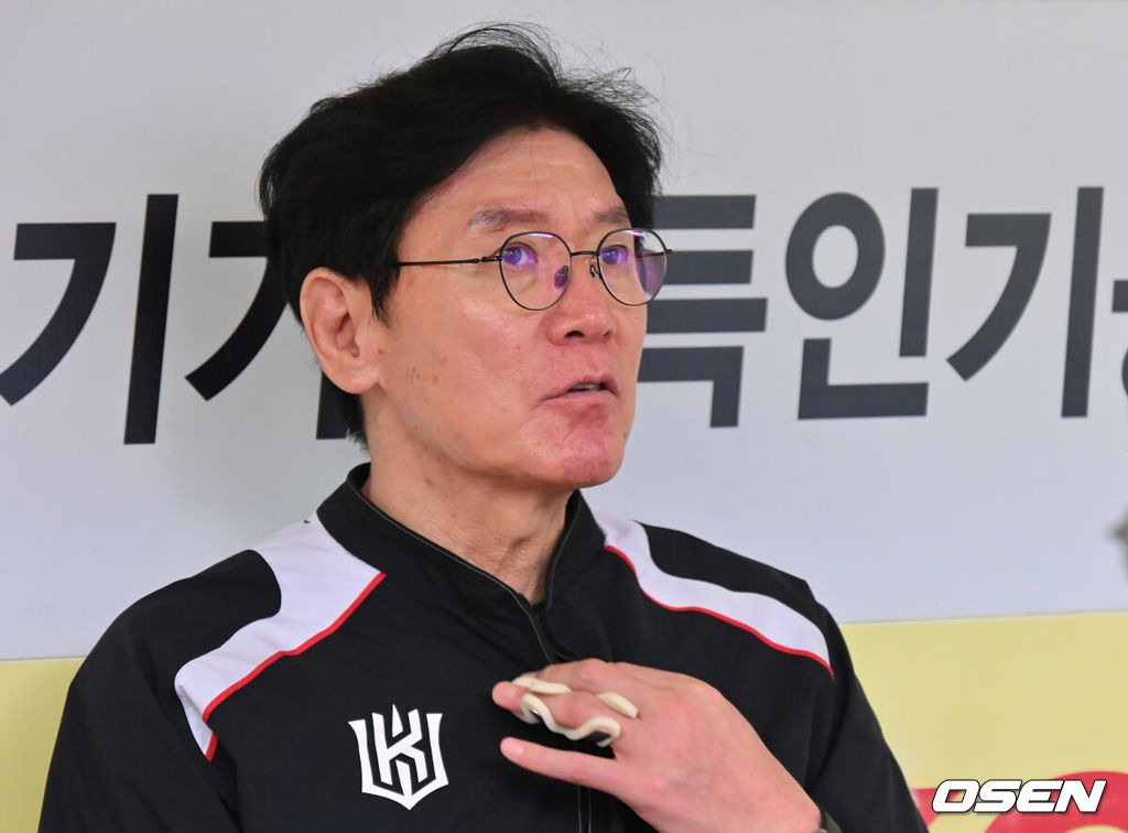 29일 대구삼성라이온즈파크에서 2026 신한 SOL KBO 리그 삼성 라이온즈와 KT 위즈의 경기가 열린다. 홈팀 삼성은 페덱이, 방문팀 KT는 로건이 선발 출전한다. KT 위즈 이강철 감독이 기자들과 인터뷰를 하고 있다. 2026.08.29 / foto0307@osen.co.kr