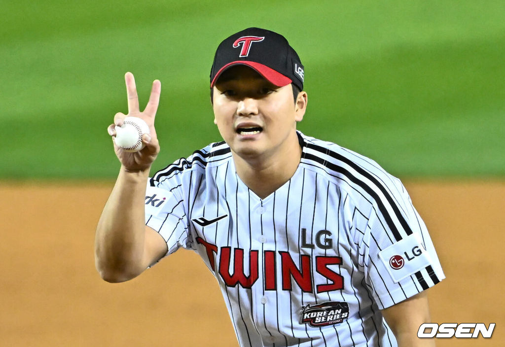 7일 잠실 NC파크에서 2023 신한은행 SOL KBO 포스트시즌 한국시리즈 LG 트윈스와 KT 위즈의 1차전 경기가 열렸다. LG 트윈스 고우석이 사인을 보내고 있다. 2023.11.07 / foto0307@osen.co.kr