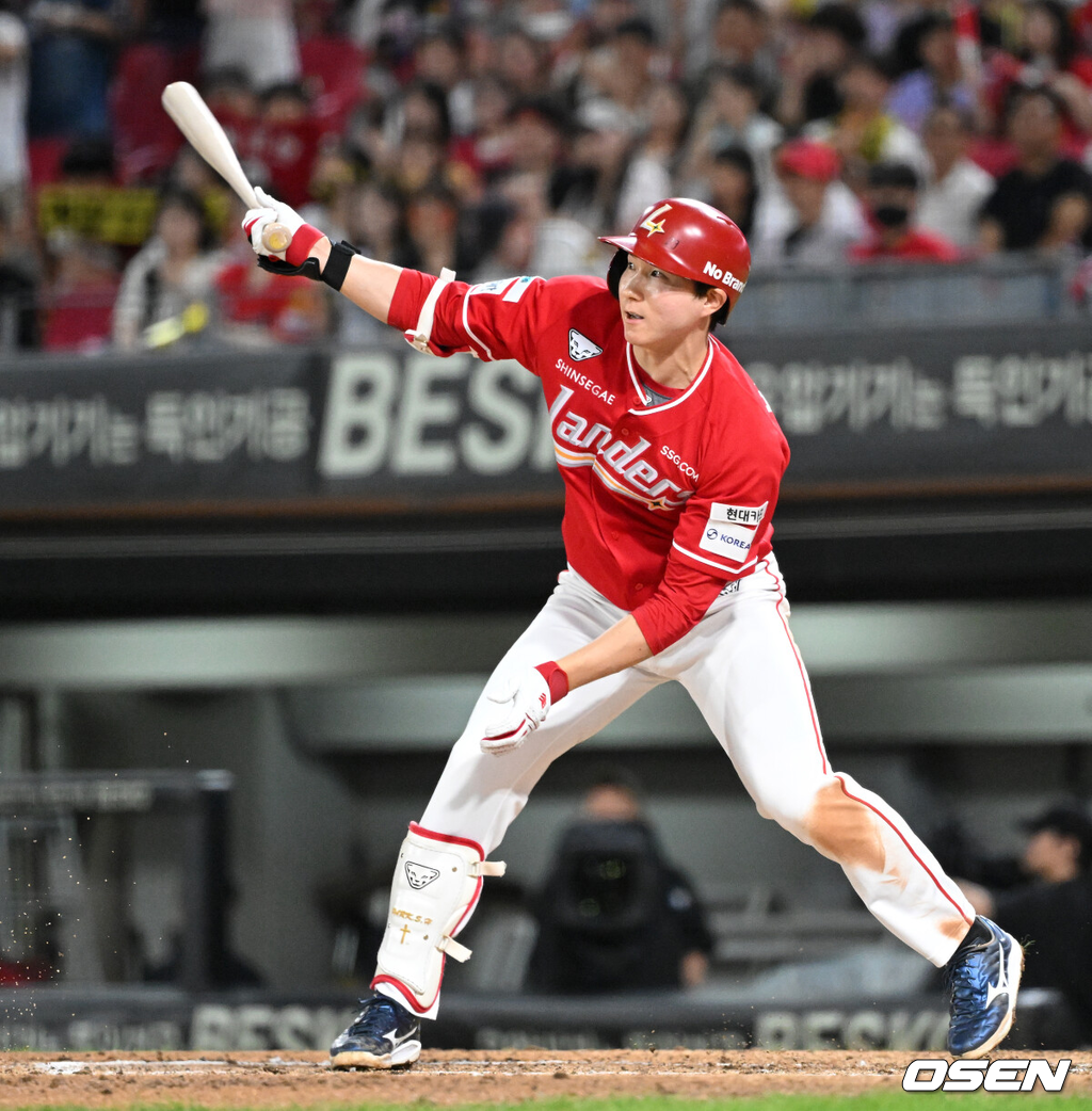 29일 광주-기아 챔피언스필드에서 2026 신한 SOL KBO리그 KIA 타이거즈와 SSG 랜더스의 경기가 열렸다.이날 KIA는 올러, SSG은 아빌라를 선발로 내세웠다.6회초 1사 1루에서 SSG 박성한이 적시타를 치고 있다. 2026.08.29 /sunday@osen.co.kr