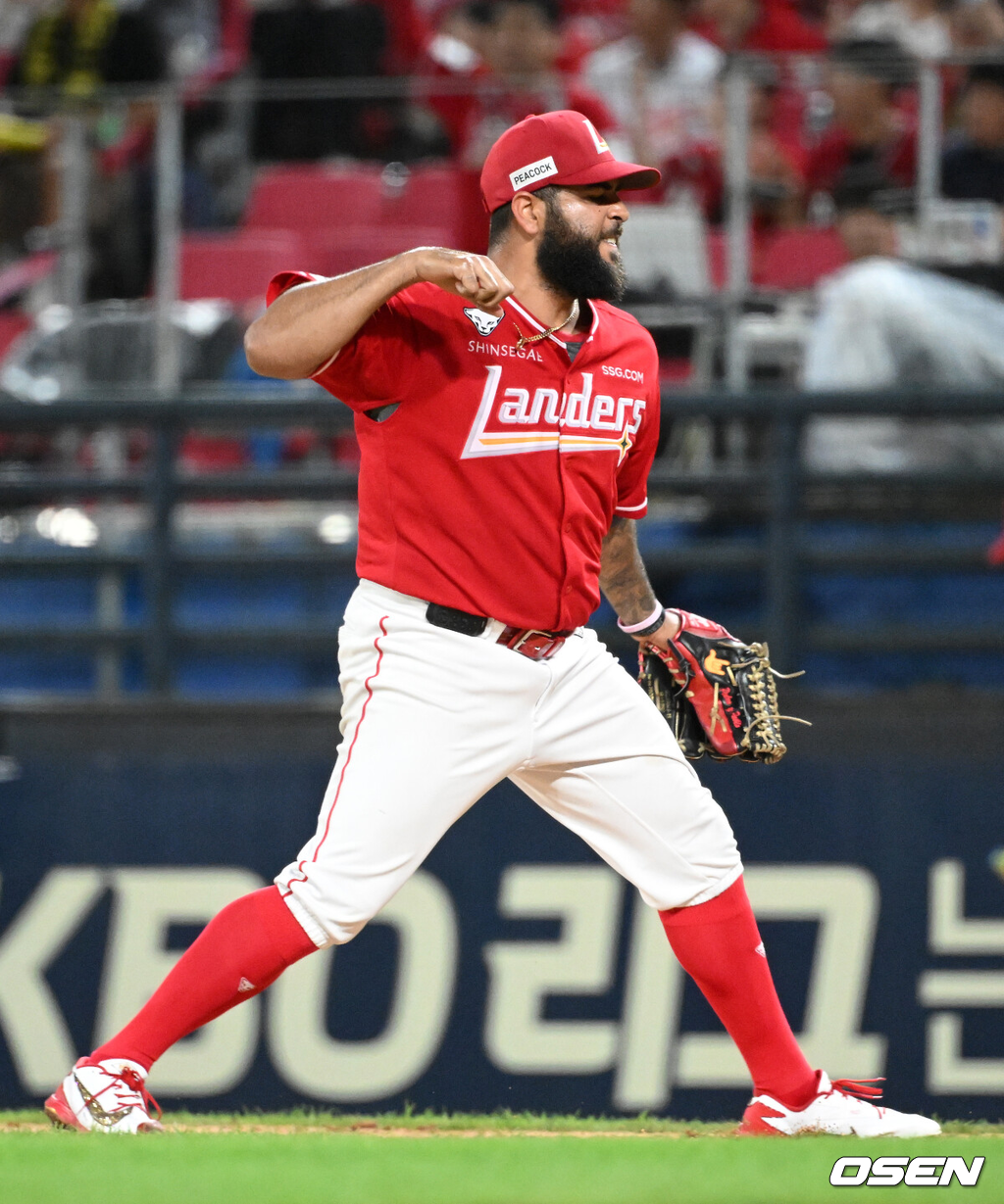29일 광주-기아 챔피언스필드에서 2026 신한 SOL KBO리그 KIA 타이거즈와 SSG 랜더스의 경기가 열렸다.이날 KIA는 올러, SSG은 아빌라를 선발로 내세웠다.7회말 2사에서 SSG 아빌라가 KIA 한준수를 외야플라이로 처리하고 환호하고 있다. 2026.08.29 /sunday@osen.co.kr