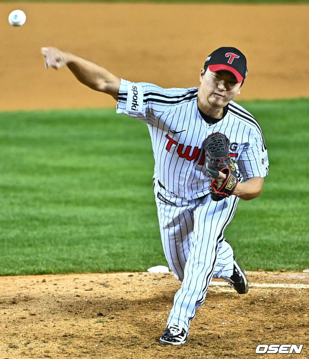 8일 잠실 NC파크에서 2023 신한은행 SOL KBO 포스트시즌 한국시리즈 LG 트윈스와 KT 위즈의 2차전 경기가 열렸다. LG 트윈스 고우석이 역투하고 있다. 2023.11.08 / foto0307@osen.co.kr