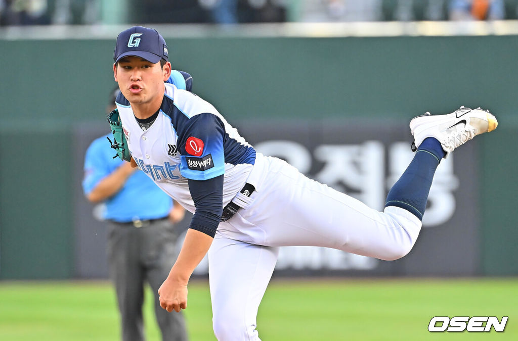 31일 부산 사직야구장에서 2026 신한 SOL KBO 리그 롯데 자이언츠와 삼성 라이온즈의 경기가 열렸다. 홈팀 롯데는 김진욱이, 방문팀 삼성은 원태인이 선발 출전했다.롯데 자이언츠 선발 투수 김진욱이 역투하고 있다. 2026.07.31 / foto0307@osen.co.kr