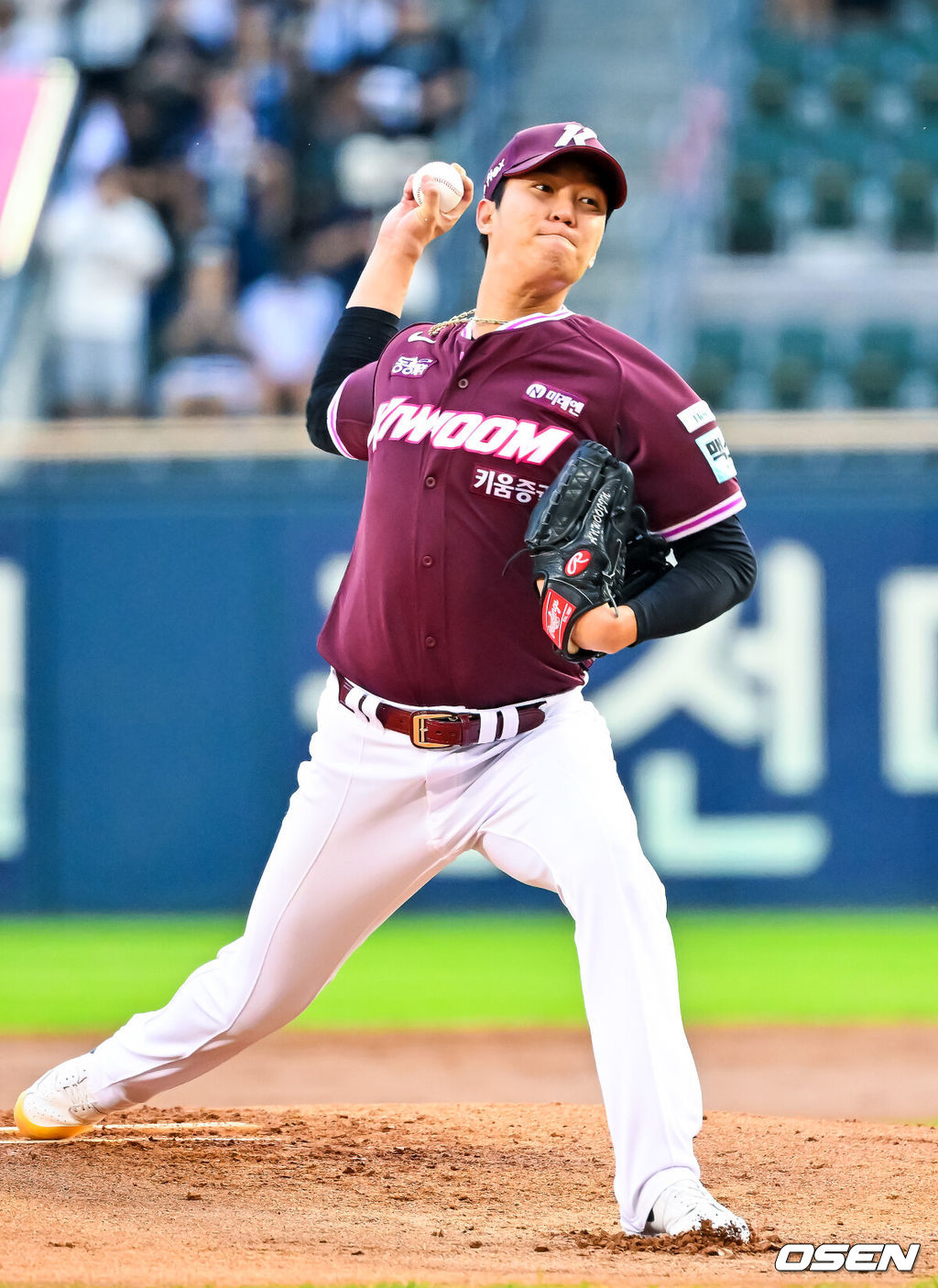 29일 서울 잠실야구장에서 ‘2026 신한 SOL Bank KBO리그’ 두산 베어스와 키움 히어로즈의 경기가 열렸다.이날 경기에서 두산은 곽빈, 키움은 안우진을 선발로 내세운다.마운드 위에서 키움 선발 안우진이 힘차게 공을 뿌리고 있다. 2026.08.29 / rumi@osen.co.kr