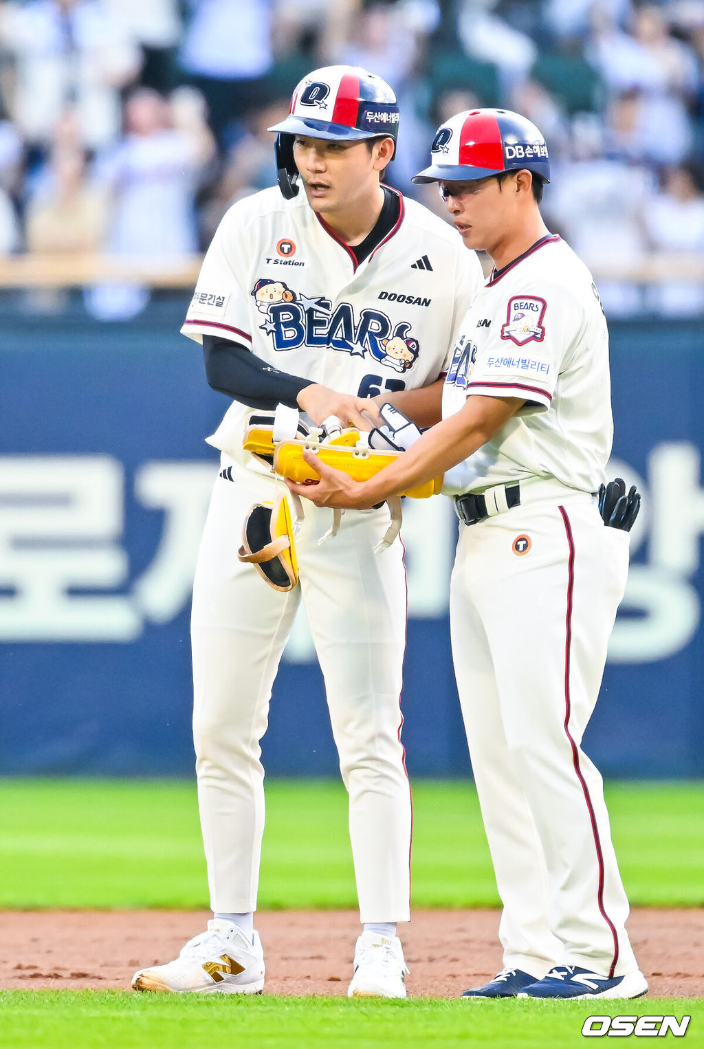 29일 서울 잠실야구장에서 ‘2026 신한 SOL Bank KBO리그’ 두산 베어스와 키움 히어로즈의 경기가 열렸다.이날 경기에서 두산은 곽빈, 키움은 안우진을 선발로 내세운다.1회말 무사 주자 1루 두산 안재석이 우중간 선취 1타점 적시 2루타를 때린 후 2루에서 기뻐하고 있다. 2026.08.29 / rumi@osen.co.kr