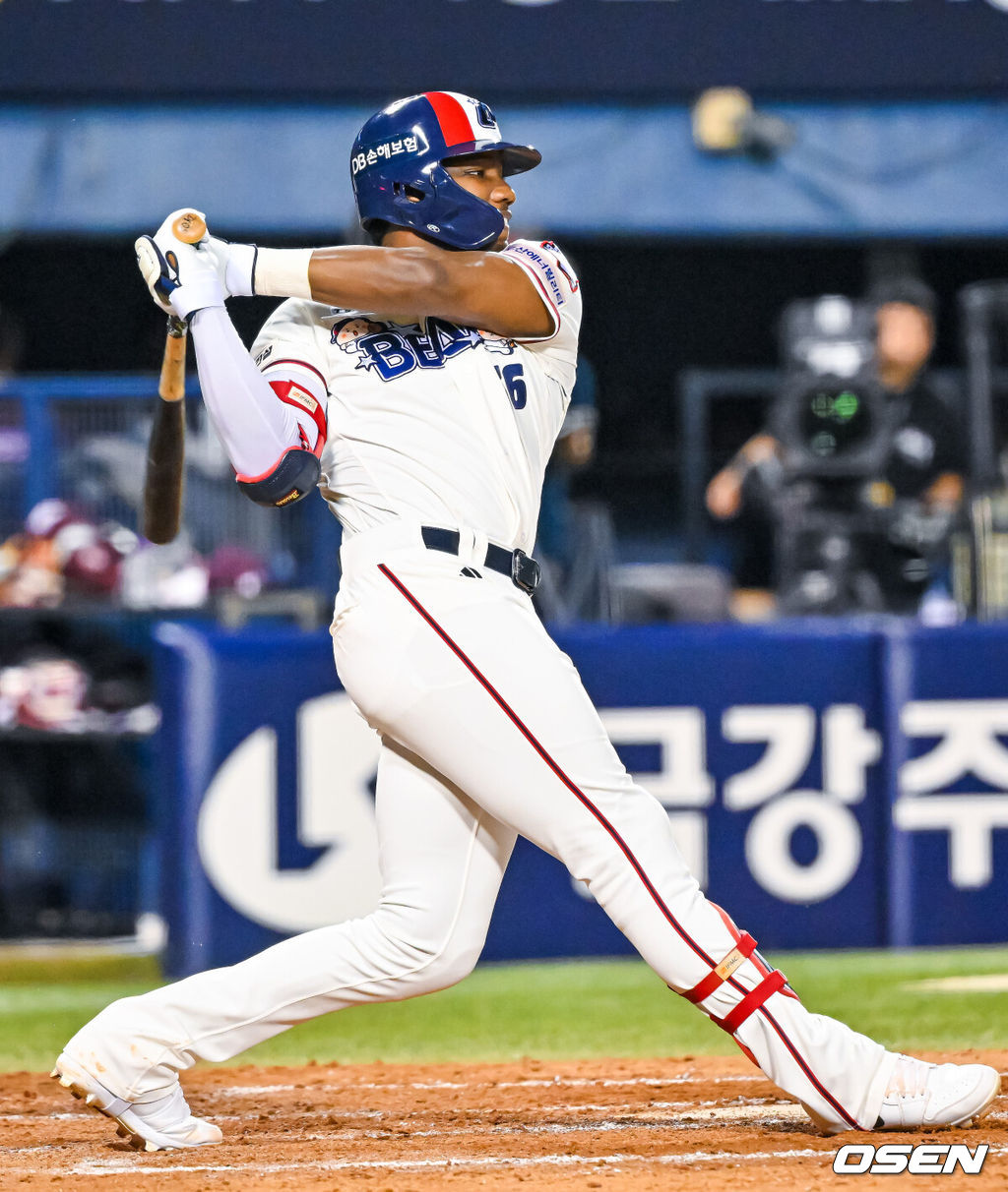 29일 서울 잠실야구장에서 ‘2026 신한 SOL Bank KBO리그’ 두산 베어스와 키움 히어로즈의 경기가 열렸다.이날 경기에서 두산은 곽빈, 키움은 안우진을 선발로 내세운다.5회말 2사 주자 만루 두산 세베리노가 우익수 앞 2타점 적시 1루타를 때리고 있다. 2026.08.29 / rumi@osen.co.kr