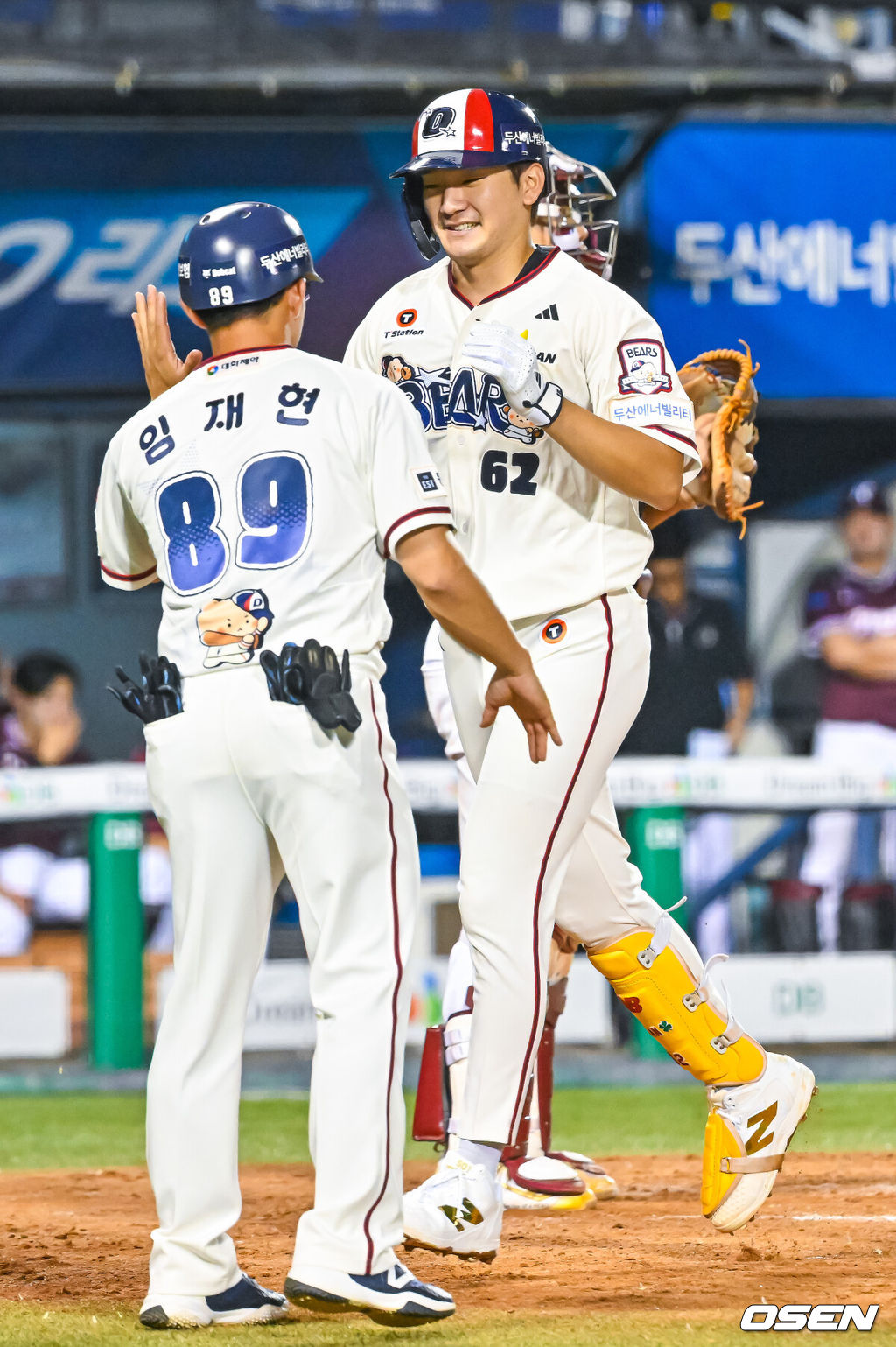 29일 서울 잠실야구장에서 ‘2026 신한 SOL Bank KBO리그’ 두산 베어스와 키움 히어로즈의 경기가 열렸다.이날 경기에서 두산은 곽빈, 키움은 안우진을 선발로 내세운다.7회말 두산 선두타자로 나온 안재석이 우월 솔로 홈런을 때린 후 홈을 밟고 있다. 2026.08.29 / rumi@osen.co.kr