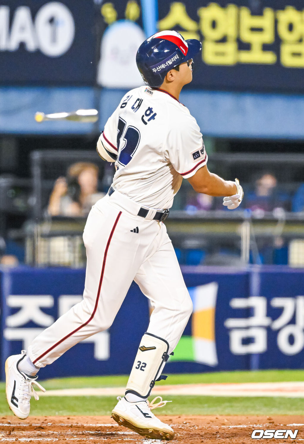 29일 서울 잠실야구장에서 ‘2026 신한 SOL Bank KBO리그’ 두산 베어스와 키움 히어로즈의 경기가 열렸다.이날 경기에서 두산은 곽빈, 키움은 안우진을 선발로 내세운다.8회말 2사 두산 김대한이 좌월 솔로홈런을 때리고 있다. 2026.08.29 / rumi@osen.co.kr