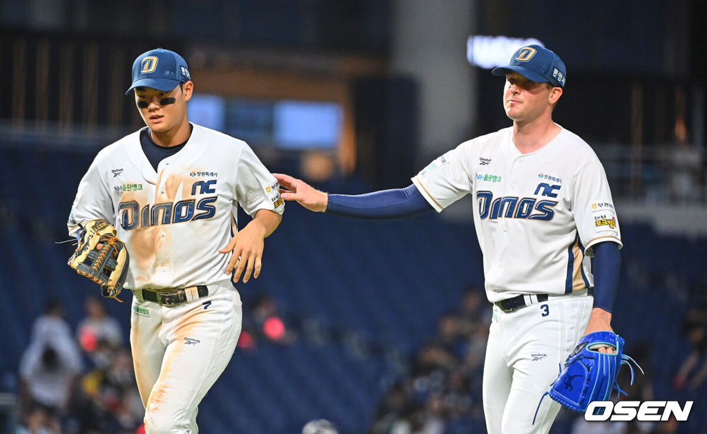 11일 창원NC파크에서 2026 신한 SOL KBO 리그 NC 다이노스와 KT 위즈의 경기가 열렸다. 홈팀 NC는 라일리가, 방문팀 KT는 로건이 선발 출전했다. NC 다이노스 선발투수 라일리가 2회초 2사 KT 위즈 김상수를 유격수 땅볼로 잡고 김주원과 하이파이브를 하고 있다. 2026.08.11 / foto0307@osen.co.kr