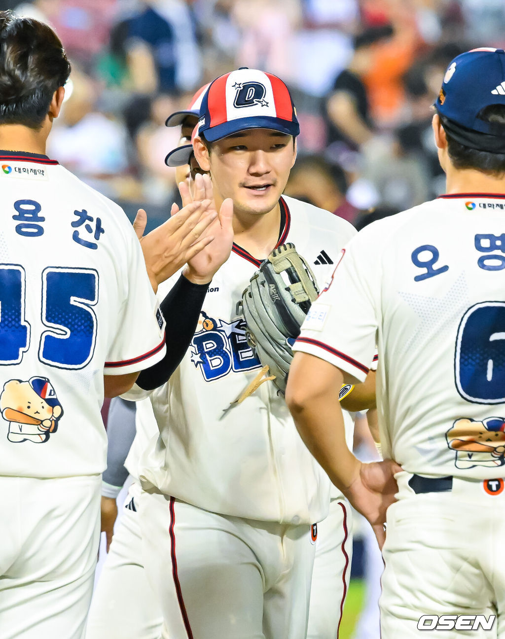 29일 서울 잠실야구장에서 ‘2026 신한 SOL Bank KBO리그’ 두산 베어스와 키움 히어로즈의 경기가 열렸다.이 경기에서 두산이 키움에 7-2로 승리했다. 5위 두산은 2연패에서 탈출하며 시즌 60승(4무 52패) 고지를 밟았다. 반면 최근 3연패, 원정 5연패에 빠진 최하위 키움은 42승 3무 75패가 됐다. 경기를 마치고 두산 안재석이 동료들과 하이파이브를 하고 있다. 2026.08.29 / rumi@osen.co.kr