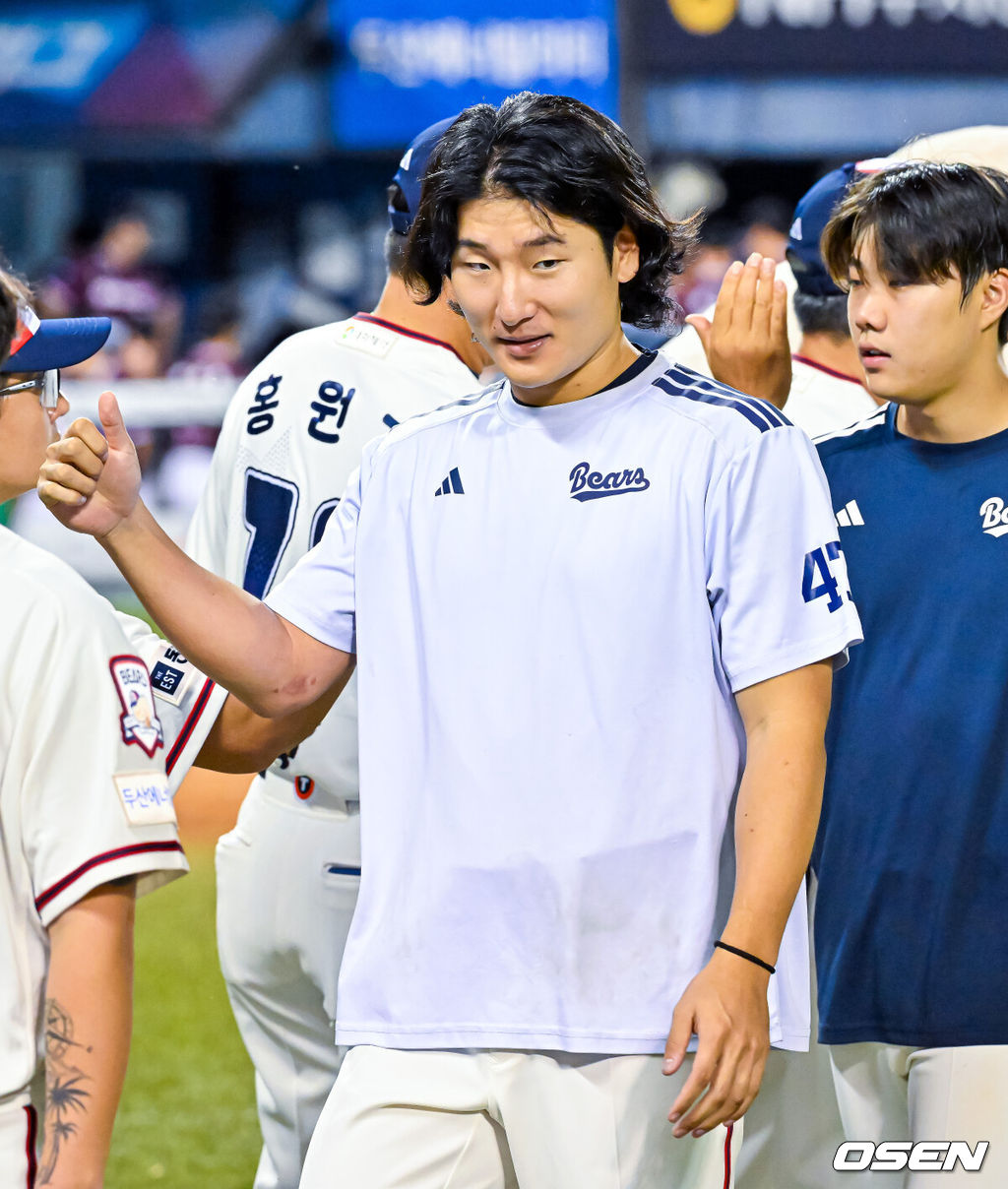 29일 서울 잠실야구장에서 ‘2026 신한 SOL Bank KBO리그’ 두산 베어스와 키움 히어로즈의 경기가 열렸다.이 경기에서 두산이 키움에 7-2로 승리했다. 5위 두산은 2연패에서 탈출하며 시즌 60승(4무 52패) 고지를 밟았다. 반면 최근 3연패, 원정 5연패에 빠진 최하위 키움은 42승 3무 75패가 됐다. 경기를 마치고 두산 곽빈이 코치진들과 하이파이브를 하고 있다.  2026.08.29 / rumi@osen.co.kr