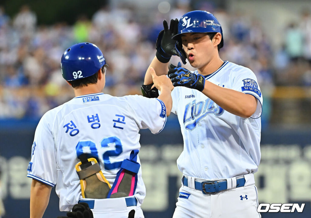 29일 대구삼성라이온즈파크에서 2026 신한 SOL KBO 리그 삼성 라이온즈와 KT 위즈의 경기가 열렸다. 홈팀 삼성은 페덱이, 방문팀 KT는 로건이 선발 출전했다. 삼성 라이온즈 구자욱이 1회말 1사 2루 우익수 오른쪽 1타점 안타를 치고 세리머니를 하고 있다. 2026.08.29 / foto0307@osen.co.kr