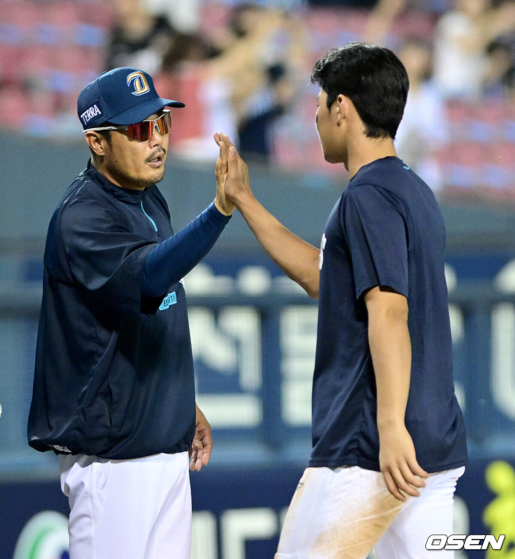 프로야구 NC 다이노스가 LG 트윈스를 꺾고 4연패에서 벗어났다. NC는 27일 잠실구장에서 열린 2026 KBO리그 LG와 경기에서 20안타를 터뜨리며 13-3으로 크게 승리했다. 선발투수 토다는 6이닝 동안 108구를 던지며 8피안타 1볼넷 3탈삼진 3실점, 퀄리티 스타트로 시즌 7승째를 기록했다. 경기를 마치고 승리한 NC 이호준 감독과 김주원이 인사를 나누고 있다. 2026.08.27 / dreamer@osen.co.kr