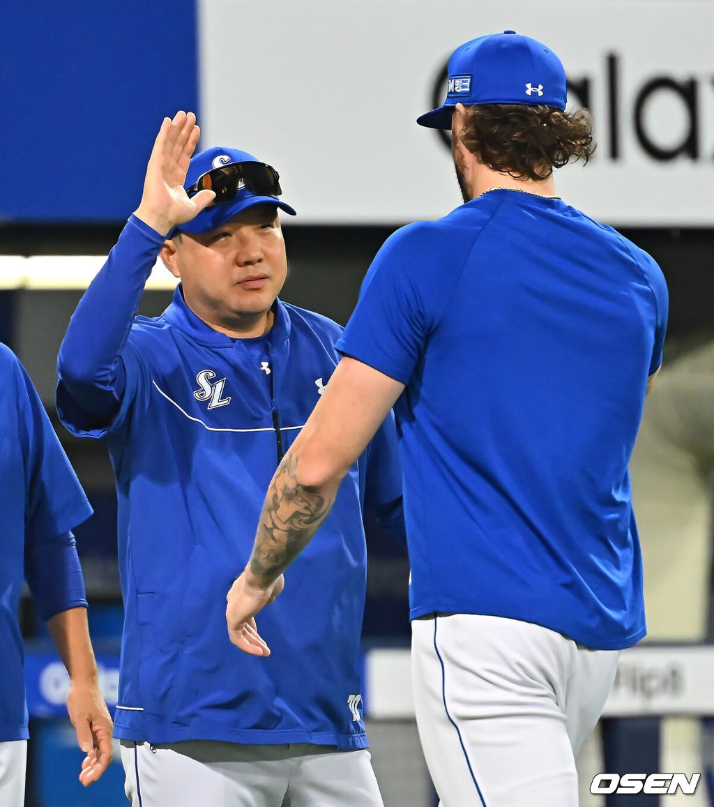 29일 대구삼성라이온즈파크에서 2026 신한 SOL KBO 리그 삼성 라이온즈와 KT 위즈의 경기가 열렸다. 홈팀 삼성은 페덱이, 방문팀 KT는 로건이 선발 출전했다. 삼성 라이온즈 박진만 감독이 KT 위즈에 4-2로 승리한 후 페덱과 기쁨을 나누고 하고 있다. 2026.08.29 / foto0307@osen.co.kr