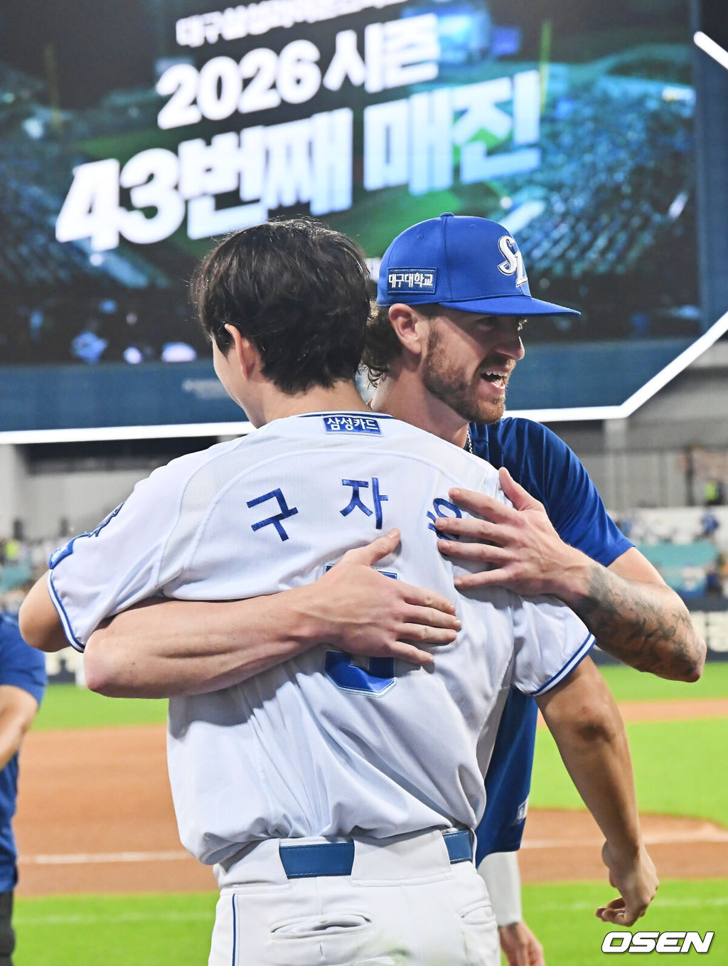 29일 대구삼성라이온즈파크에서 2026 신한 SOL KBO 리그 삼성 라이온즈와 KT 위즈의 경기가 열렸다. 홈팀 삼성은 페덱이, 방문팀 KT는 로건이 선발 출전했다. 삼성 라이온즈 페덱이 KT 위즈에 4-2로 승리, 1위로 올라 선 후 구자욱과 기쁨을 나누고 있다. 2026.08.29 / foto0307@osen.co.kr