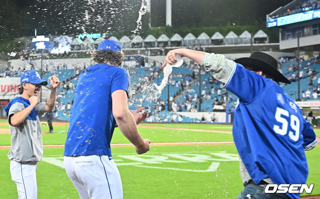 29일 대구삼성라이온즈파크에서 2026 신한 SOL KBO 리그 삼성 라이온즈와 KT 위즈의 경기가 열렸다. 홈팀 삼성은 페덱이, 방문팀 KT는 로건이 선발 출전했다. 삼성 라이온즈 페덱이 KT 위즈에 4-2로 승리, 1위로 올라선 후 가족의 축하 물세례를 받고 있다. 2026.08.29 / foto0307@osen.co.kr